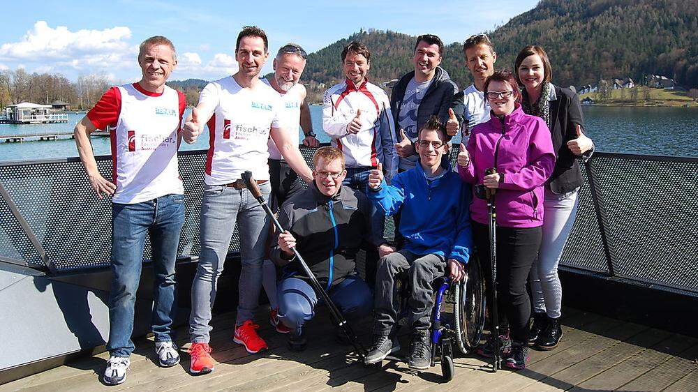 Roland Rogger (Zweiter von links) und Michael Mistelbauer (Dritter von rechts) mit Mitgliedern der Laufgemeinschaft Süd- kärnten und Sportlern des AVS-Wohnheims Sittersdorf 