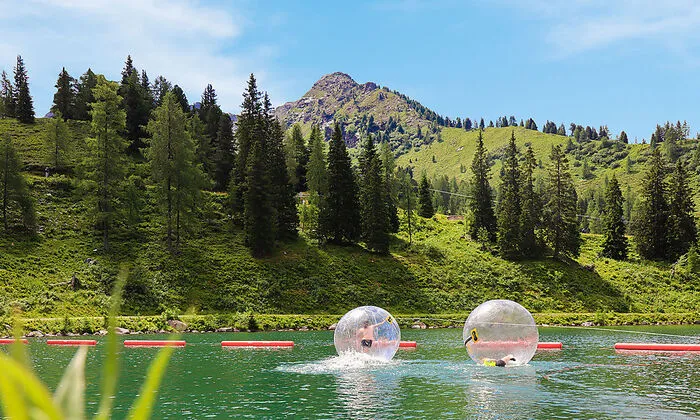 Übers Wasser laufen? Water Zorbing macht es möglich!