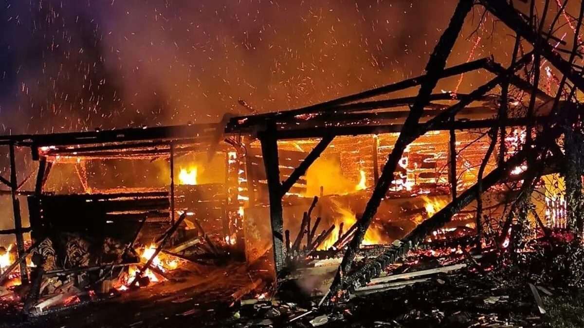 Das Wirtschaftsgebäude wurde vollkommen eingeäschert