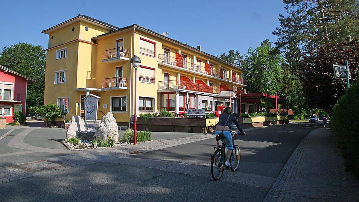Das Drei-Sterne-Hotel Seeblick an der Westuferstraße in Seelach in St. Kanzian am Klopeiner See steht um 990.000 Euro zum Verkauf 