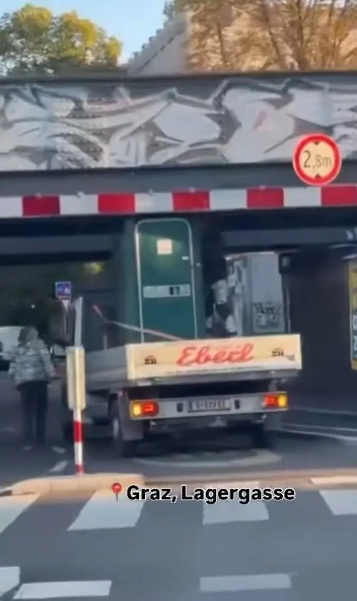 Schöne Sch... Das Baustellen-WC auf der Ladefläche war zu hoch