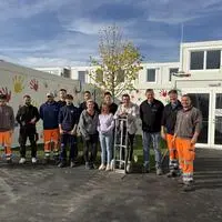 Bürgermeister Peter Stradner (4. v. r.) führte durch die Container-Ersatz-Volksschule in Wagna