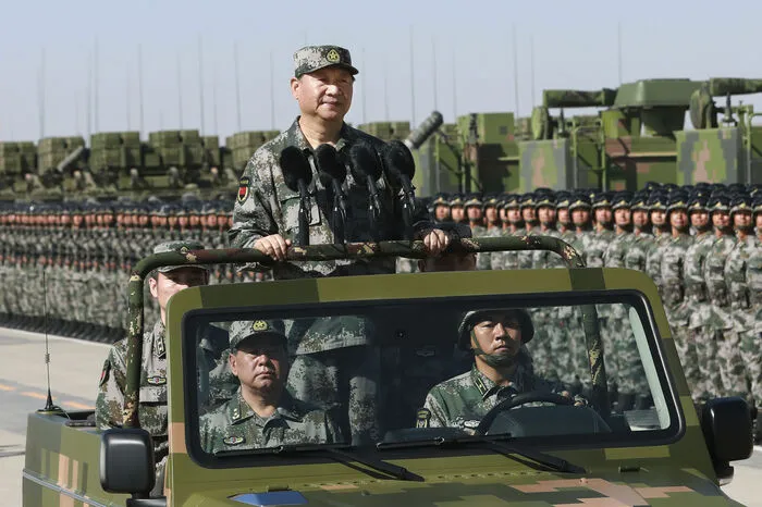 Unter den Augen von Chinas Präsidenten Xi Jinping startete die Waffenschau am Sonntag (Ortszeit) auf der Zhurihe Trainings-Basis 400 Kilometer nordwestlich von Peking.