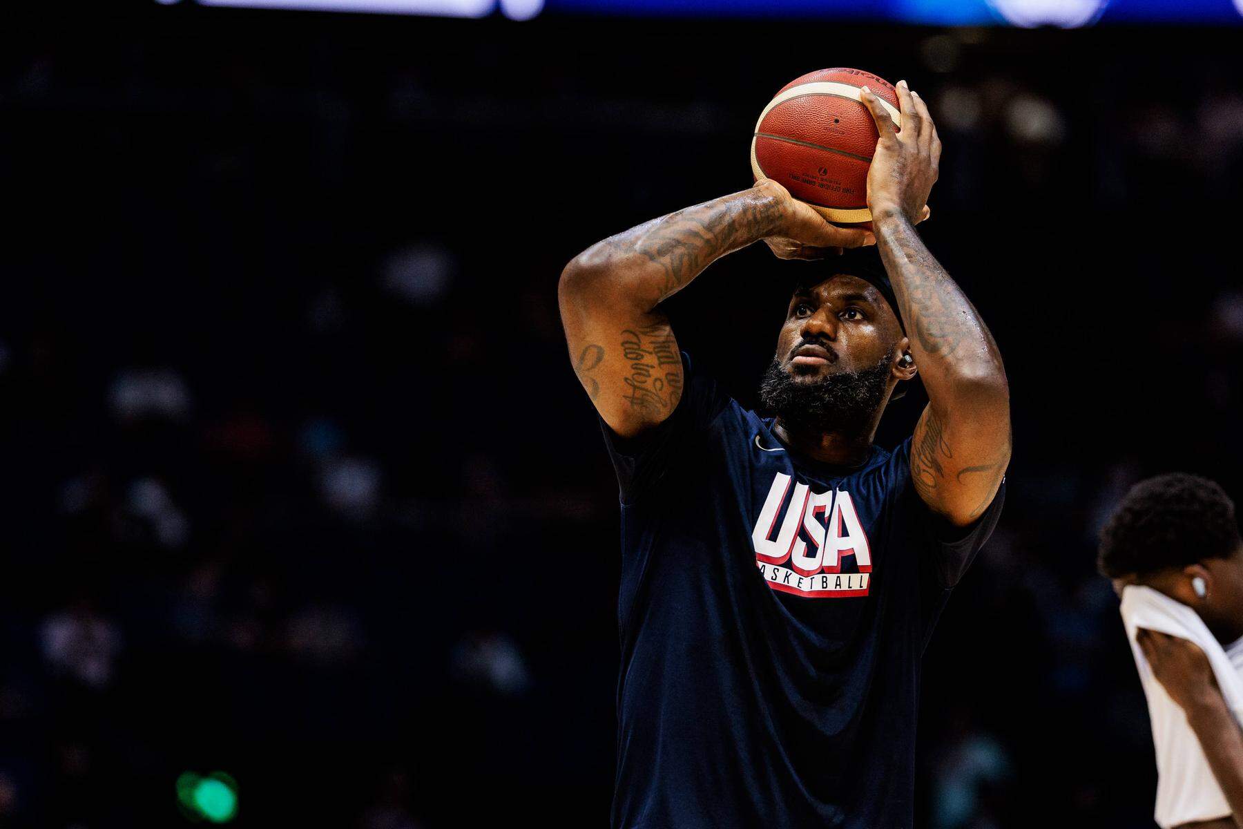 Olympia: Basketball-Star LeBron James trägt USA-Fahne
