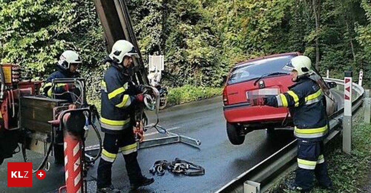 Mortantsch: Fahrzeugbergung: Auto hing in Leitplanke fest