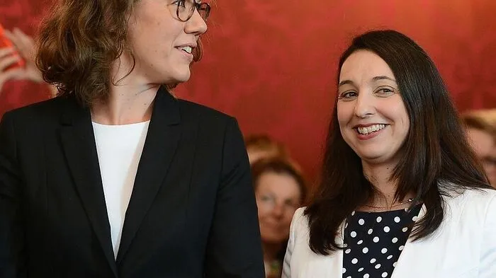 Frauenministerin Ines Stilling (rechts) mit Bildungsministerin Iris Rauskala bei der Ernennung durch den Bundespräsidentin.