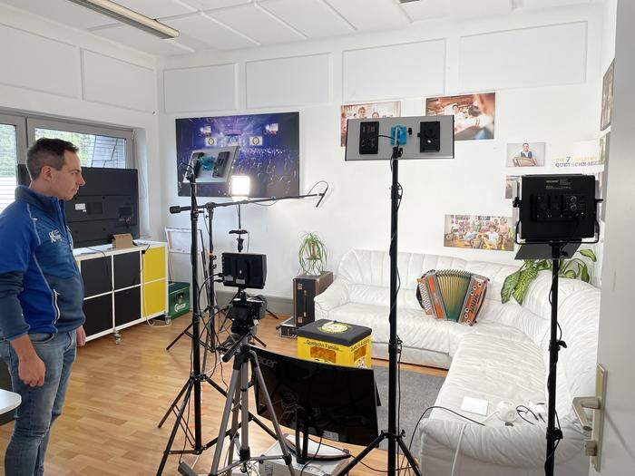 In einem Studio werden die Lernvideos aufgenommen