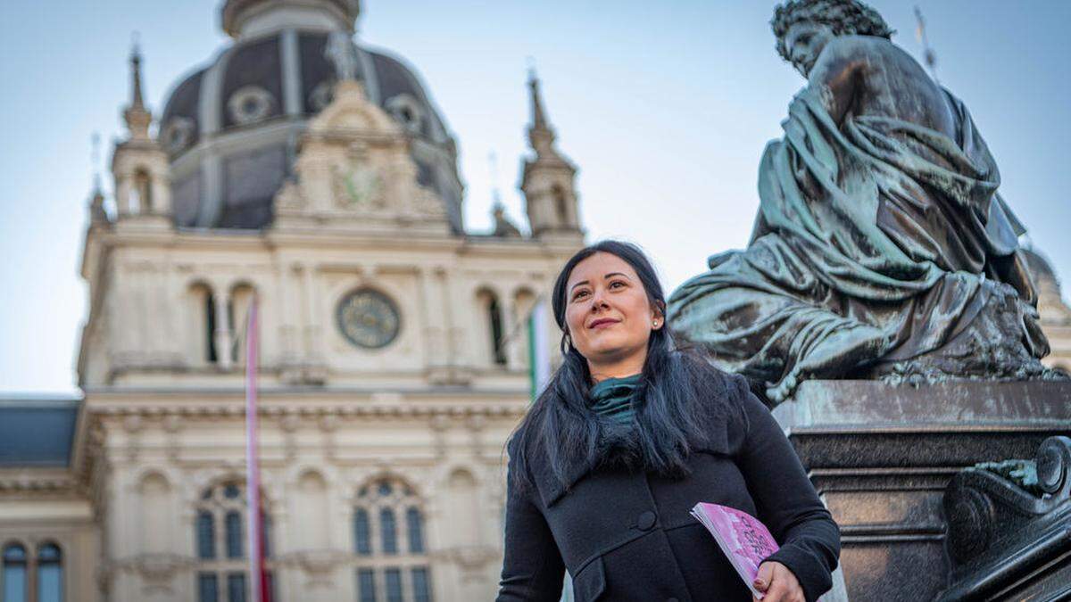 Irina Karamarković vor dem Grazer Rathaus