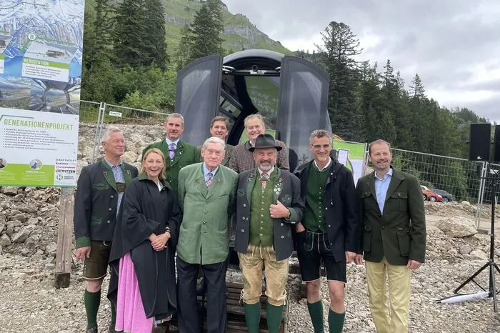 Beim Gruppenbild hatte man Glück: Es konnte noch vor dem Wolkenbruch geschossen werden