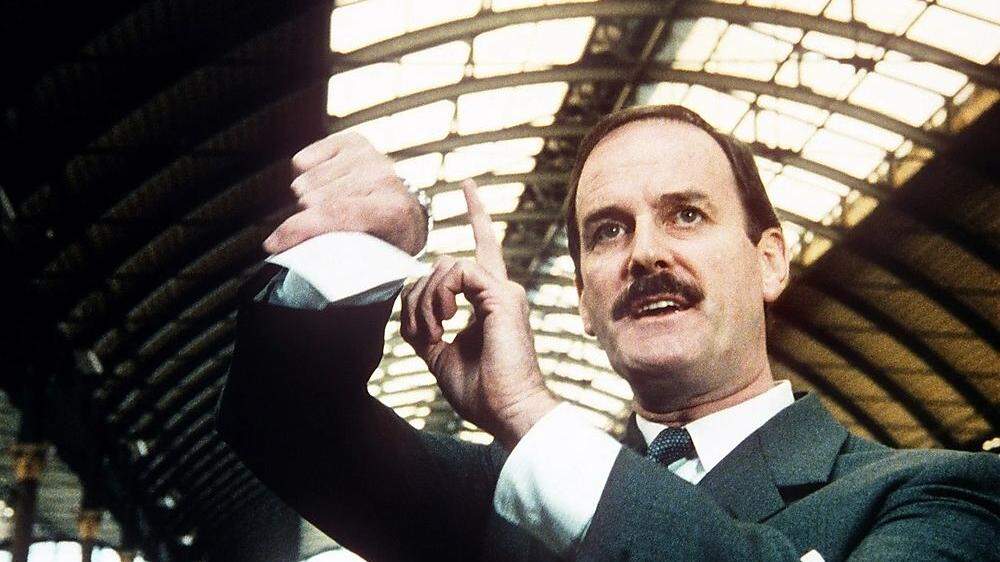 John Cleese als pedantischer Schuldirektor Stimpson