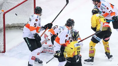 Da zappelte der Puck wieder im Netz: Peter Schneider (rechts in Gelb) traf gegen die 99ers
