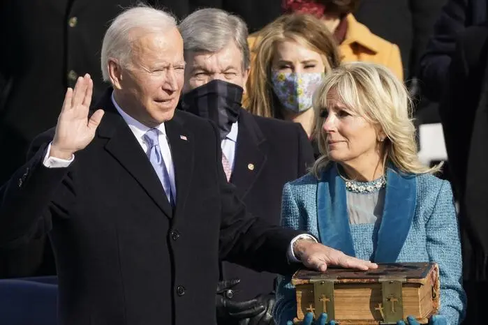 Dem New Yorker Label Markarian schenkte First Lady Jill Biden 2021 bei der Amtseinführung ihres Mannes das Vertrauen. Sie trug einen wadenlangen hellblauen Mantel, den die Designerin Alexandra O‘Neill anfertigte. Er ist mit Swarovski-Kristallen bestickt.