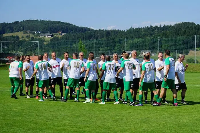 Anlässlich ihres 70-jährigen Bestehens und des Aufstiegs ihrer Kampfmannschaft in die Gebietsliga West hatten die Stallhofner das Team Copa Pele mit ehemaligen österreichischen Nationalspielern ins Freizeitzentrum eingeladen.