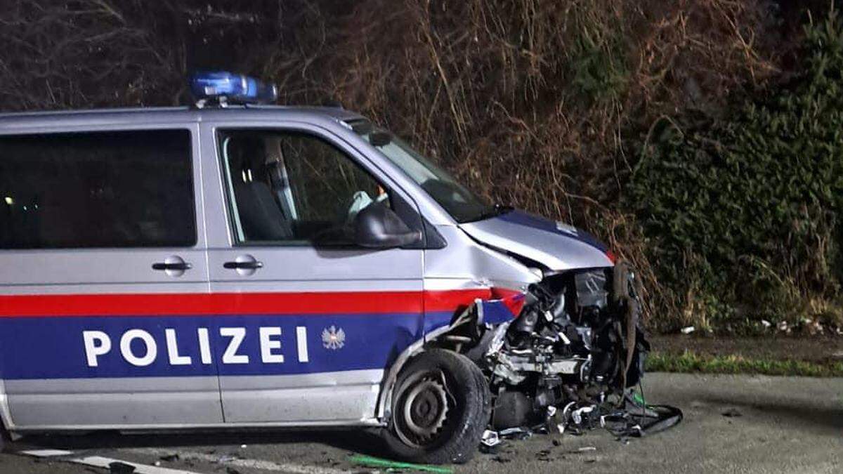 Am Polizeiwagen entstand schwerer Sachschaden