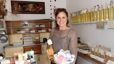 Katharina Haslauer verkauft ihre Produkte im Hofladen