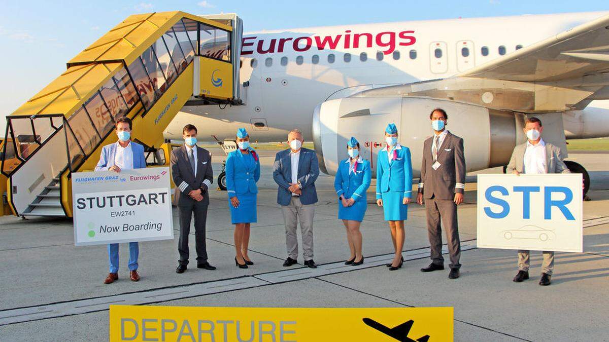 Wolfgang Grimus, GF Flughafen Graz, Wolfgang Malik, Vorstandsvorsitzender der Holding Graz und Jürgen Löschnig, GF Flughafen Graz mit der Crew der Eurowings (Archivbild)