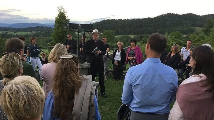 Diözesanbischof Alois Schwarz führt die Besucher auf dem "Weg der Orientierung"