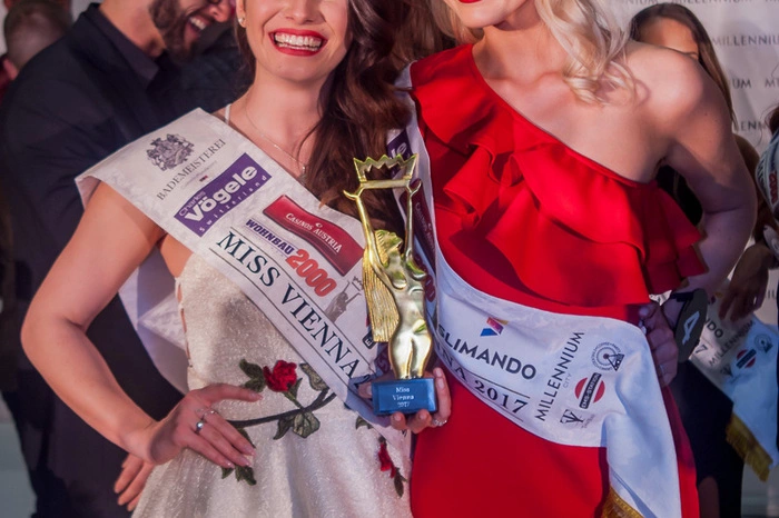 Gekrönt wurde Miss Vienna 2017 Elisa Dedu von ihrer Vorgängerin Kimberly Budinsky