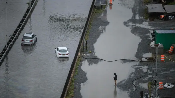New York ist nach heftigen Regenfällen teilweise lahmgelegt.  