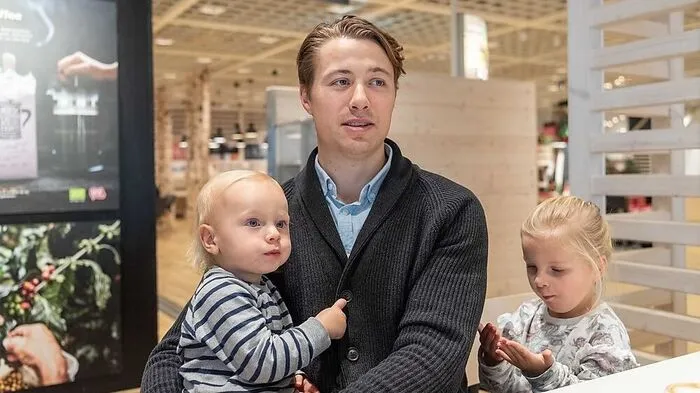 Robin Jacobsson mit seinen Kindern Harry und Ella in Graz 