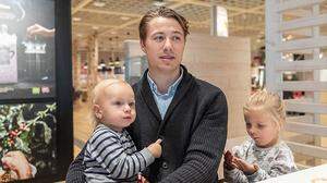 Robin Jacobsson mit seinen Kindern Harry und Ella in Graz 