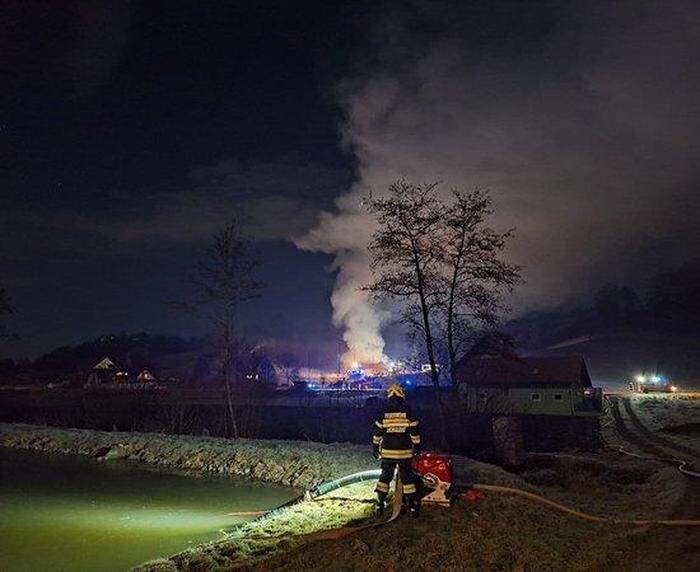 Während der ersten Löschangriffe wurde eine Zubringleitung von einem nahe gelegenen Teich aufgebaut