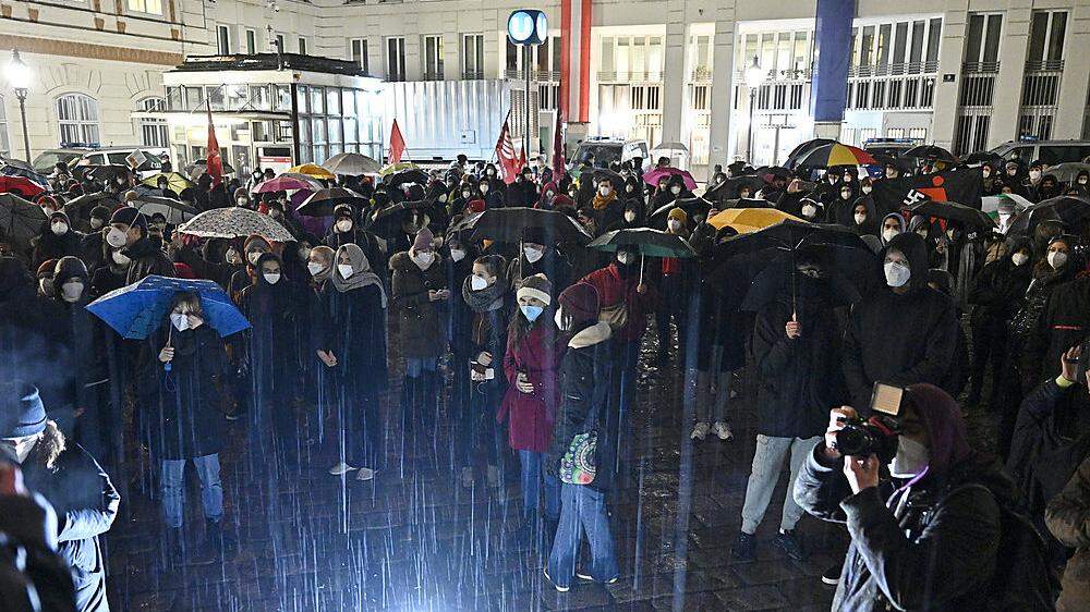 Eine Demonstration anlässlich Abschiebungen vor dem Innenministerium am Donnerstagabend.