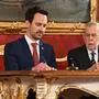 Christoph Wiederkehr (Neos) und Bundespräsident Alexander Van der Bellen im Rahmen der Angelobung der neuen Bundesregierung in der Präsidentschaftskanzlei in Wien.
