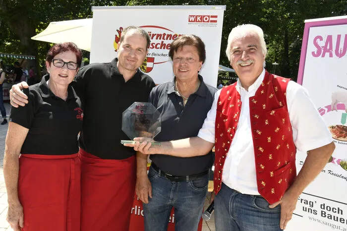 Siegten beim Wettbewerb um die beste Kärntner Sulze: Das Team der Klagenfurter Fleischerei Mossegger, mit Willi Koch und Innungsmeister Raimund Plautz.