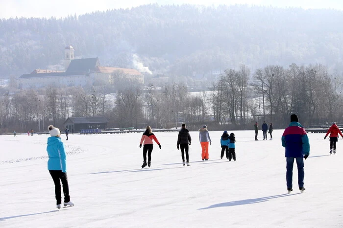 „Als gebürtiger Drasendorfer hat es mich heute mit der Familie zum Eislaufen auf den Längsee verschlagen“, sagte ein Villacher Unternehner, der sich sichtlich zufrieden über den optimalen Zustand der Eisfläche zeigte.