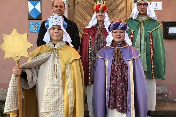 Drei junge Könige und ein Sternsinger machten sich in Tobis, Preding, für den guten Zweck auf den Weg.