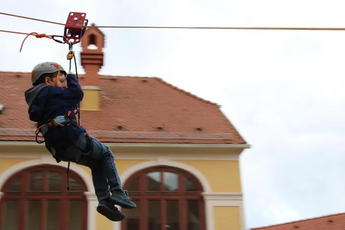 Hoch hinaus ging es mit dem Flying Fox über den Pfarrhof.