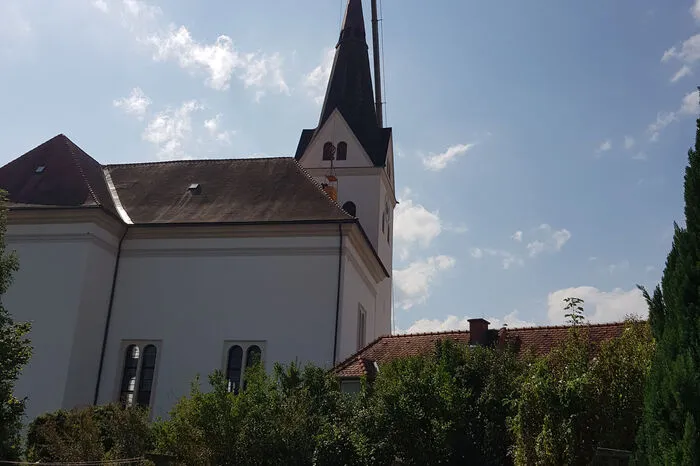 Außerdem wurden am Freitag auch einige Dachziegel am Kirchturm, die beim Sturm beschädigt worden waren, erneuert.