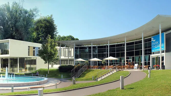 Der Gemeinderat von Bad Radkersburg stimmt heute über die Finanzierung des neuen Kurzentrums ab. Geht es nach der ÖVP und den Grünen, soll der Neubau an die Parktherme angedockt werden. Die Opposition ist dagegen.