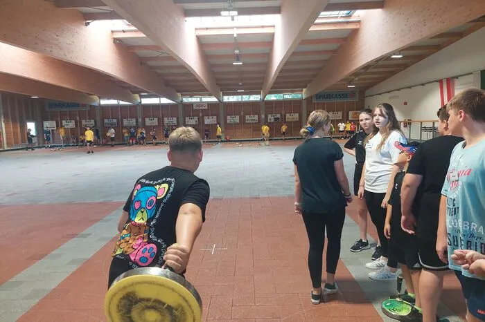 Seit Dienstag trainieren die Kinder in der Stocksporthalle. Am Freitag wird es einen Abschlusswettbewerb geben.