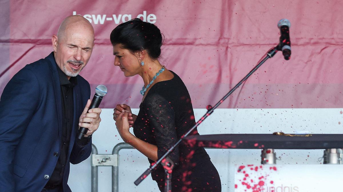 Sahra Wagenknecht wurde während einer Kundgebung ihres „Bündnis Sahra Wagenknecht“ in Erfurt mit einem Farbbeutel beworfen. Mit ihr auf der Bühne stand BSW Spitzenkandidat Steffen Quasebarth 