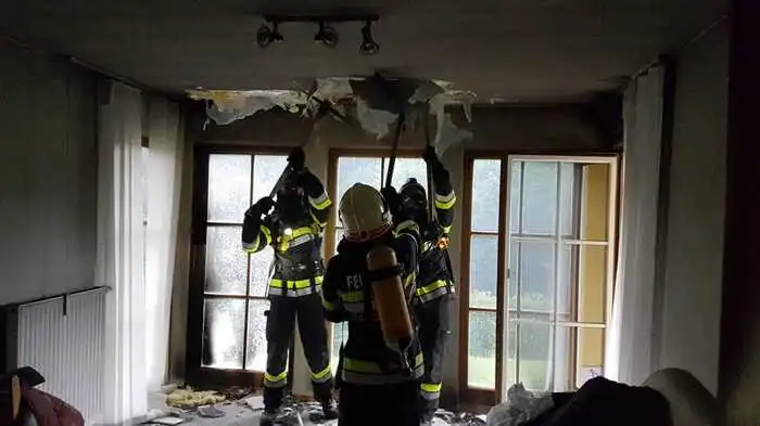 Am Donnerstagabend schlug in einem Wohnhaus in Liebensdorf (Gemeinde Empersdorf) der Blitz ein, woraufhin Feuer ausbrach.