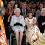 Queen Elizabeth II verfolgte neben Anna Wintour die Schau