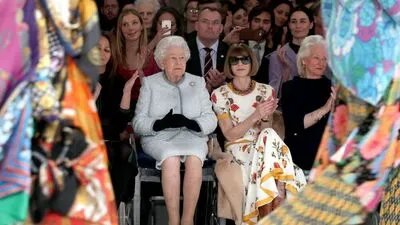 Queen Elizabeth II verfolgte neben Anna Wintour die Schau