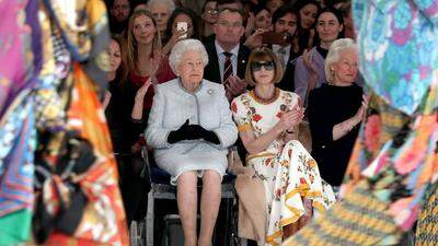 Queen Elizabeth II verfolgte neben Anna Wintour die Schau