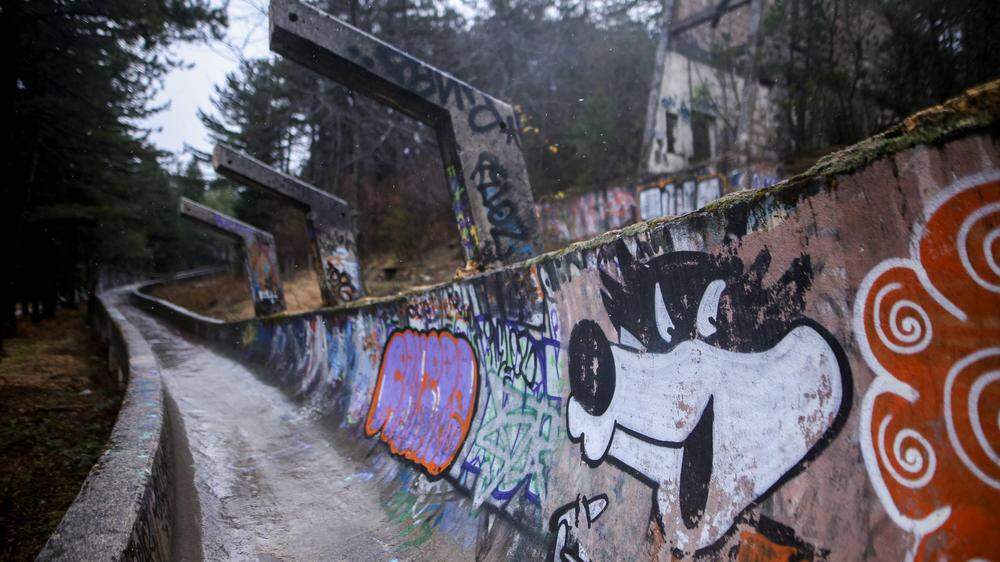 Ein Graffiti auf der verfallenen Bobbahn zeigt „Vučko“, das Maskottchen der Winterspiele 1984