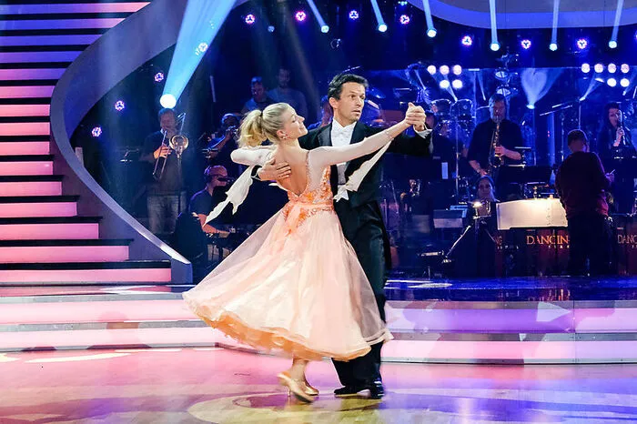 Martin Ferdiny aus "heute leben" begann die Show mit einem Langsamen Walzer zu "Can You Feel the LoveTonight".