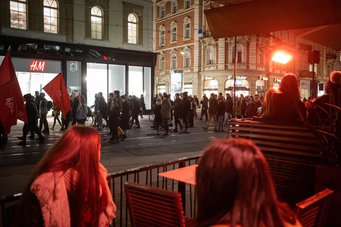 Aus dem Lichtermeer, zu dem die Veranstalter aufgerufen haben, wurde so letztlich nur ein kleiner Demo-Zug mit rund 100 Leuten.