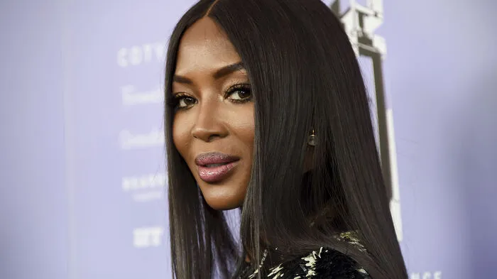 Das britische Supermodel Naomi Campbell überraschte im Juni 2023 erneut mit unerwarteten Baby-Neuigkeiten - mit 53 Jahren war sie zum zweiten Mal Mutter geworden. "Ein wahres Geschenk von Gott", schrieb sie auf Instagram. "Willkommen Babyboy. Es ist nie zu spät, Mutter zu werden." Zwei Jahre zuvor hatte die zu diesem Zeitpunkt 50-jährige Campbell auf ihrem Instagram-Kanal bereits die Geburt ihres ersten Kindes, einer Tochter verkündet. Beide Kinder dürften von einer Leihmutter ausgetragen worden sein.