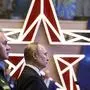 Präsident Putin besucht eine Militärausstellung, während er seine Armee aufmarschieren lässt