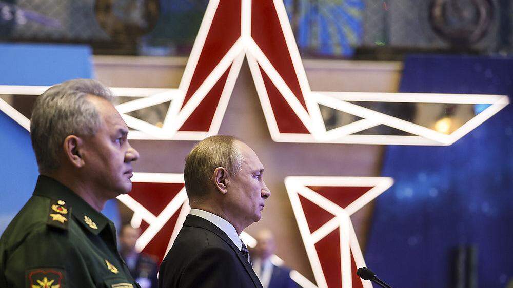 Präsident Putin besucht eine Militärausstellung, während er seine Armee aufmarschieren lässt