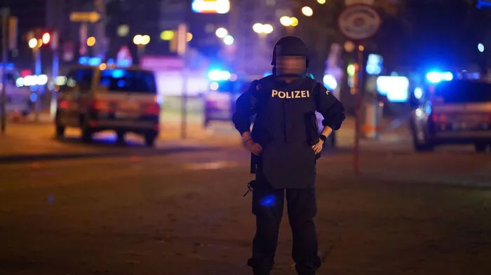 Die Menschen in der Innenstadt werden auch von der Polizei aufgerufen, ihre Wohnungen nicht zu verlassen, in Lokalen zu bleiben und den öffentlichen Verkehrsmitteln fernbleiben - der U-Bahn-Verkehr wurde teilweise still gelegt.