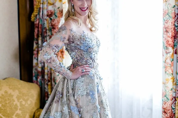 „Eva Poleschinski hat es geschafft, sich von der wunderschönen Swarovski Tiara der Debütantinnen inspirieren zu lassen, um eine opulente Traum-Robe für mich zu kreieren. Es ist mir eine Ehre, diese bei meinem ersten Opernball zu tragen und ich freue mich unendlich auf den Moment, die Staatsoper in einem so eleganten und raffinierten Kleid betreten zu dürfen“, schwärmt Santner von ihrem Outfit. 