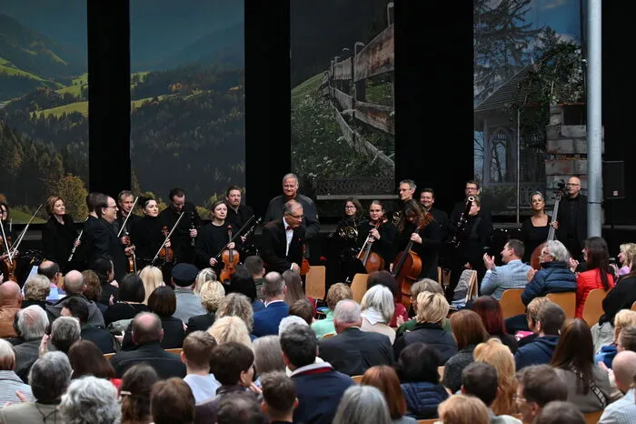 Der Leobener Musikschuldirektor Heinz Moser leitete das Orchester als Dirigent durch die Aufführung.