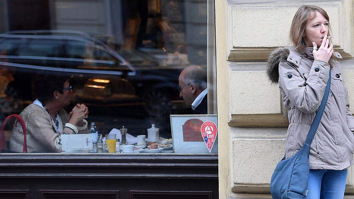 Frau raucht vor Café 